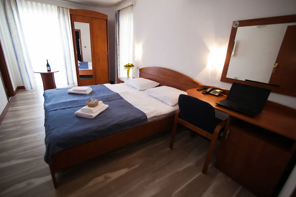 Hotel Plaza Pag Town